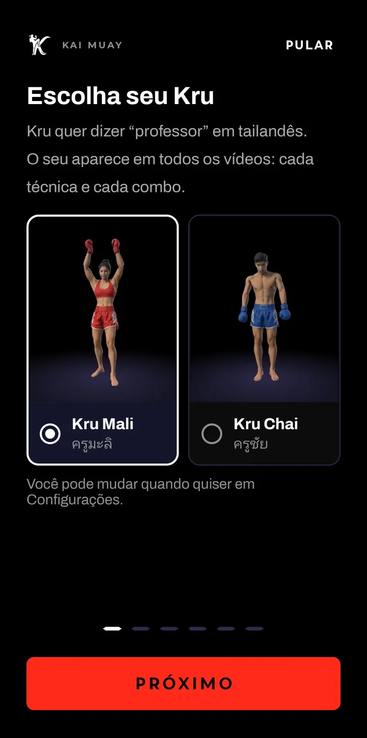 Escolha seu Kru: Kru Mali, escolhida, de braços para cima, e Kru Chai ao lado.
