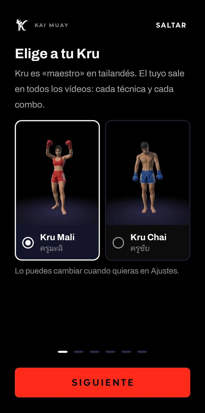 Elige a tu Kru: Kru Mali, elegida, con los brazos arriba, y Kru Chai al lado.