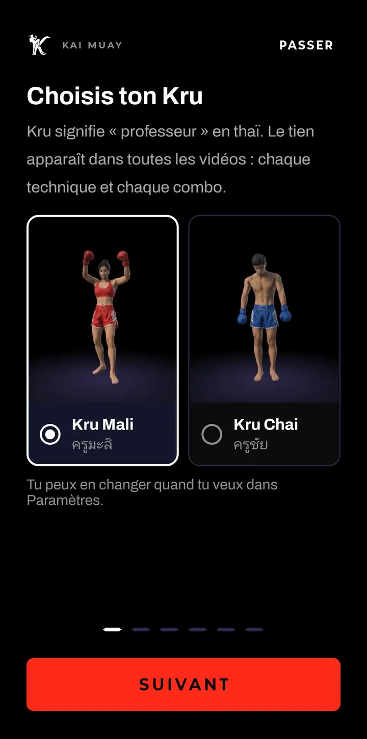 Choisis ton Kru : Kru Mali, choisie, les bras en l’air, et Kru Chai à côté.